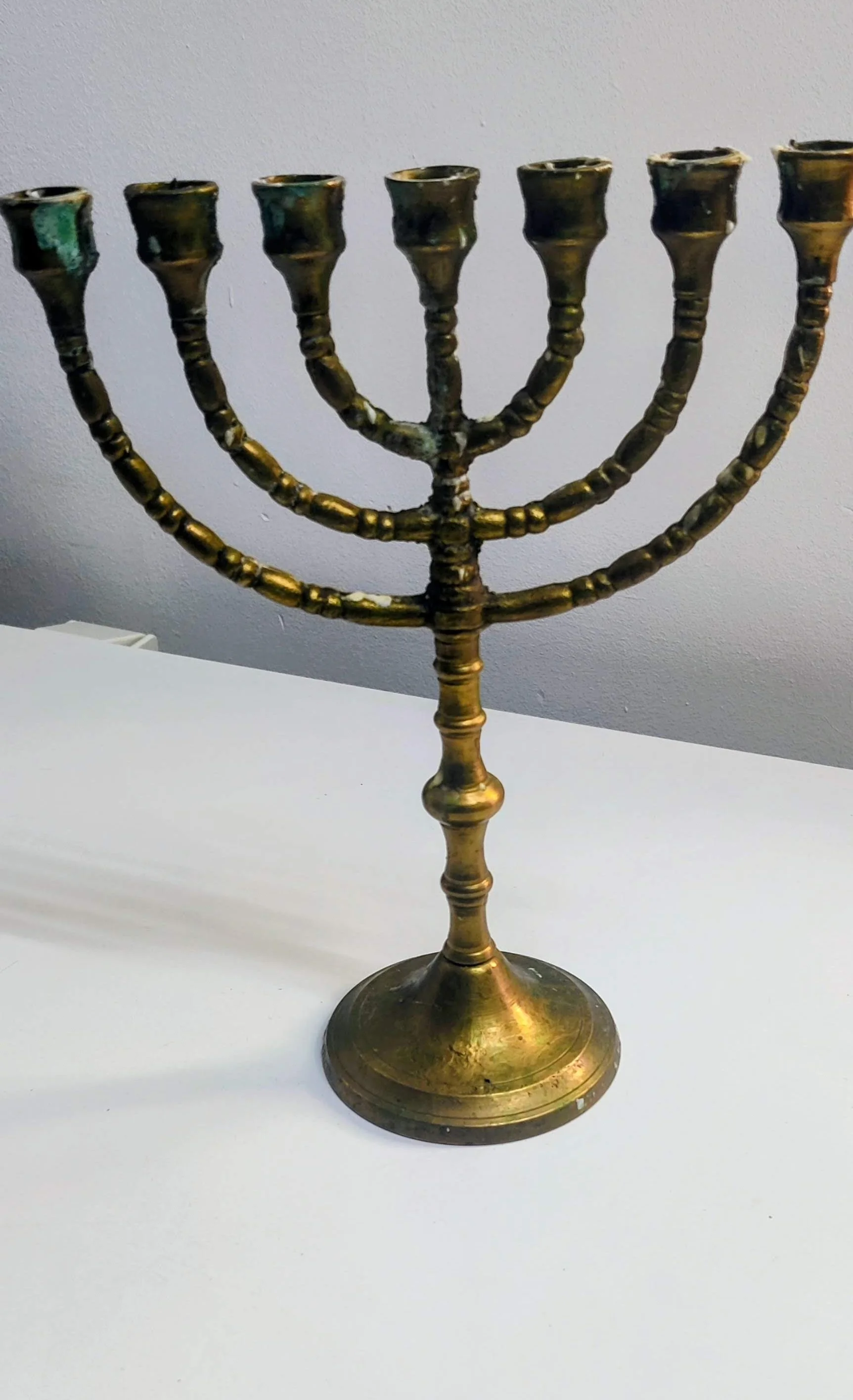 Vintage Messing Zevenarmige Menora – Decoratieve Joodse Kandelaar - hoogte 25cm breedte 19cm
