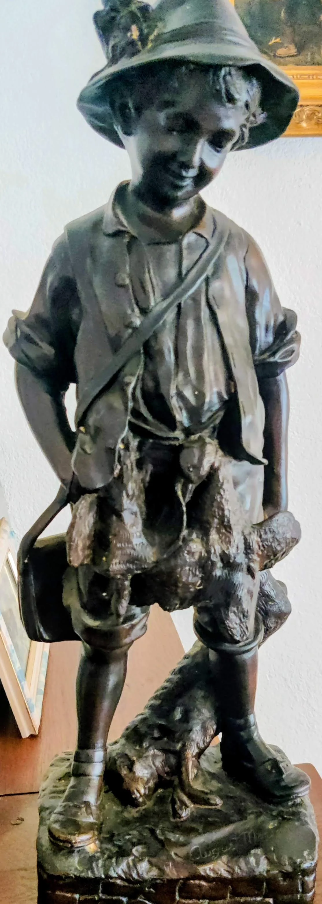 Antiek bronzen beeld van jongen  (52 cm). Massief brons, fijn gedetailleerd (August Moreau).  