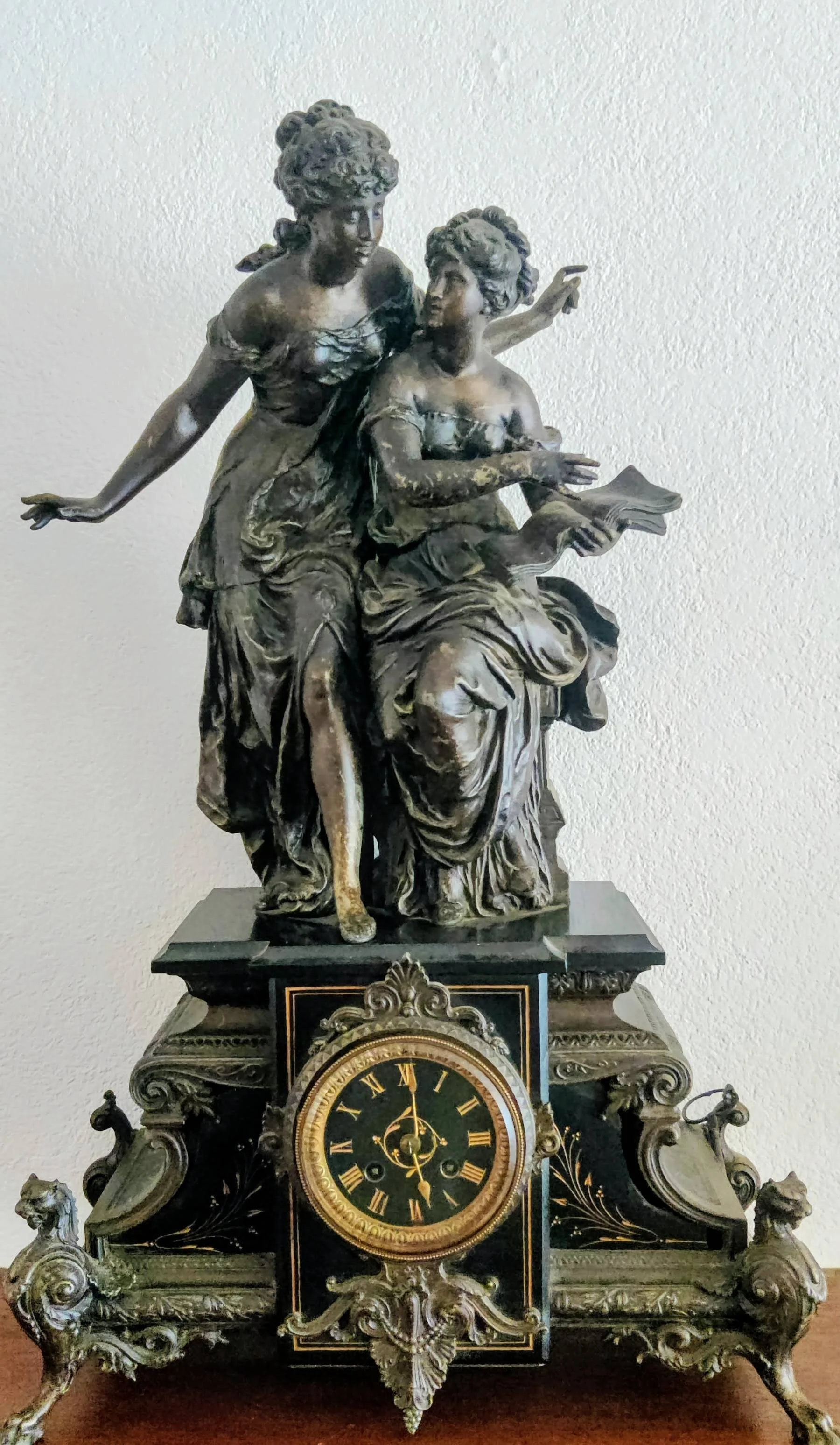 Grote antieke bronzen pendule (67 cm) met prachtig figuratief beeld. Massief brons, rijk gedecoreerd