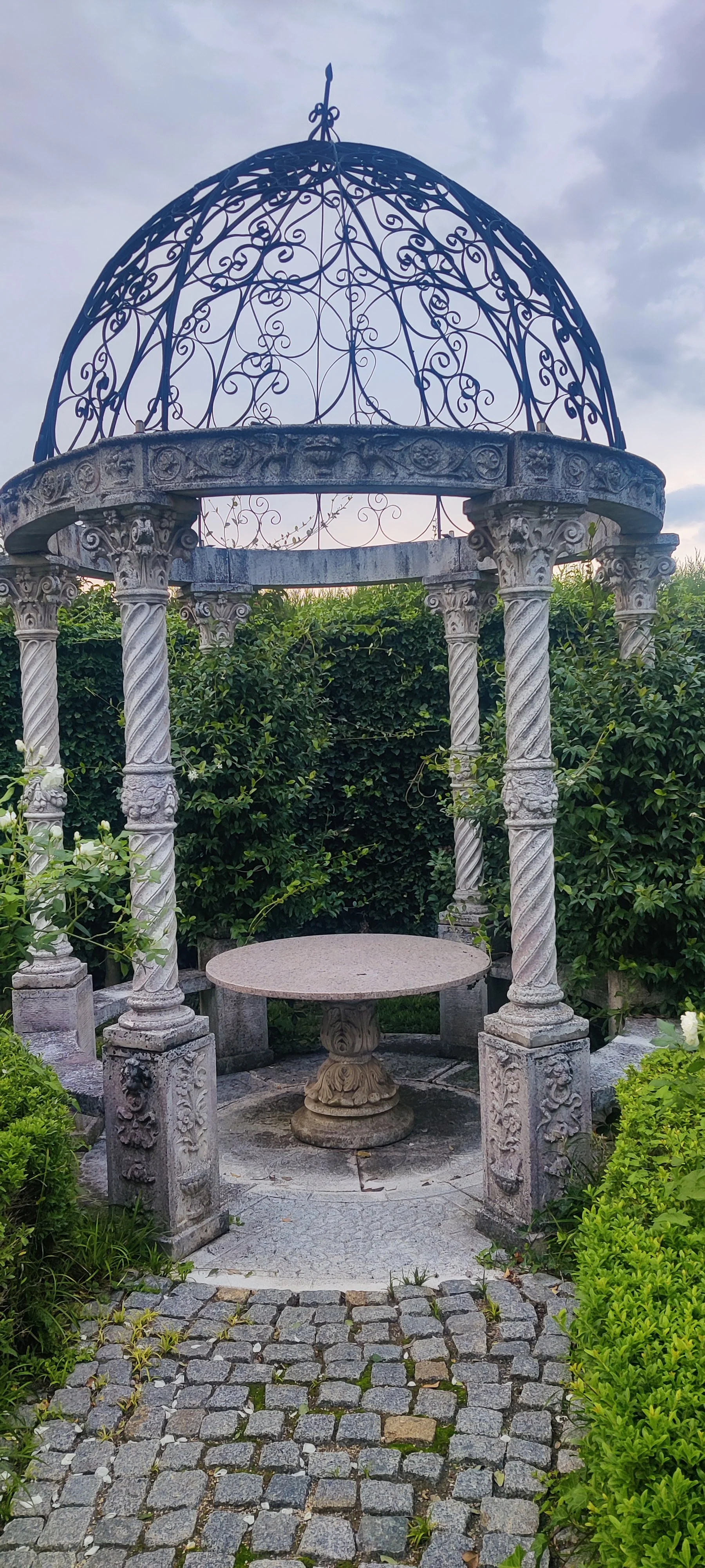 Luxe stenen prieel van gemalen Italiaans marmer – Compleet met tafel & bodemplaten – Zelf afbreken