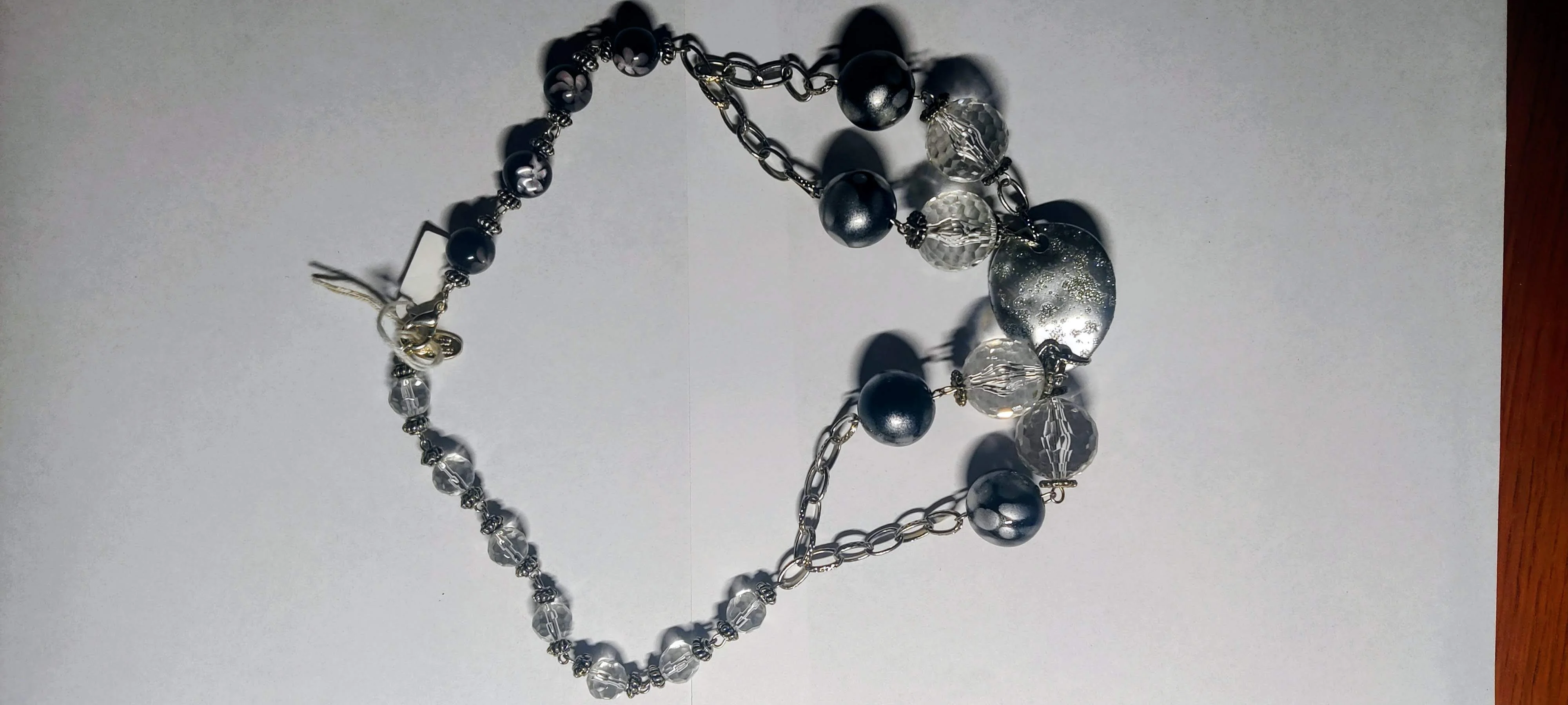 Handgemaakte ketting in zilver- en grijstinten
