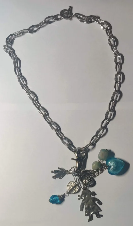 Zilverkleurige bedelketting met blauwe accenten