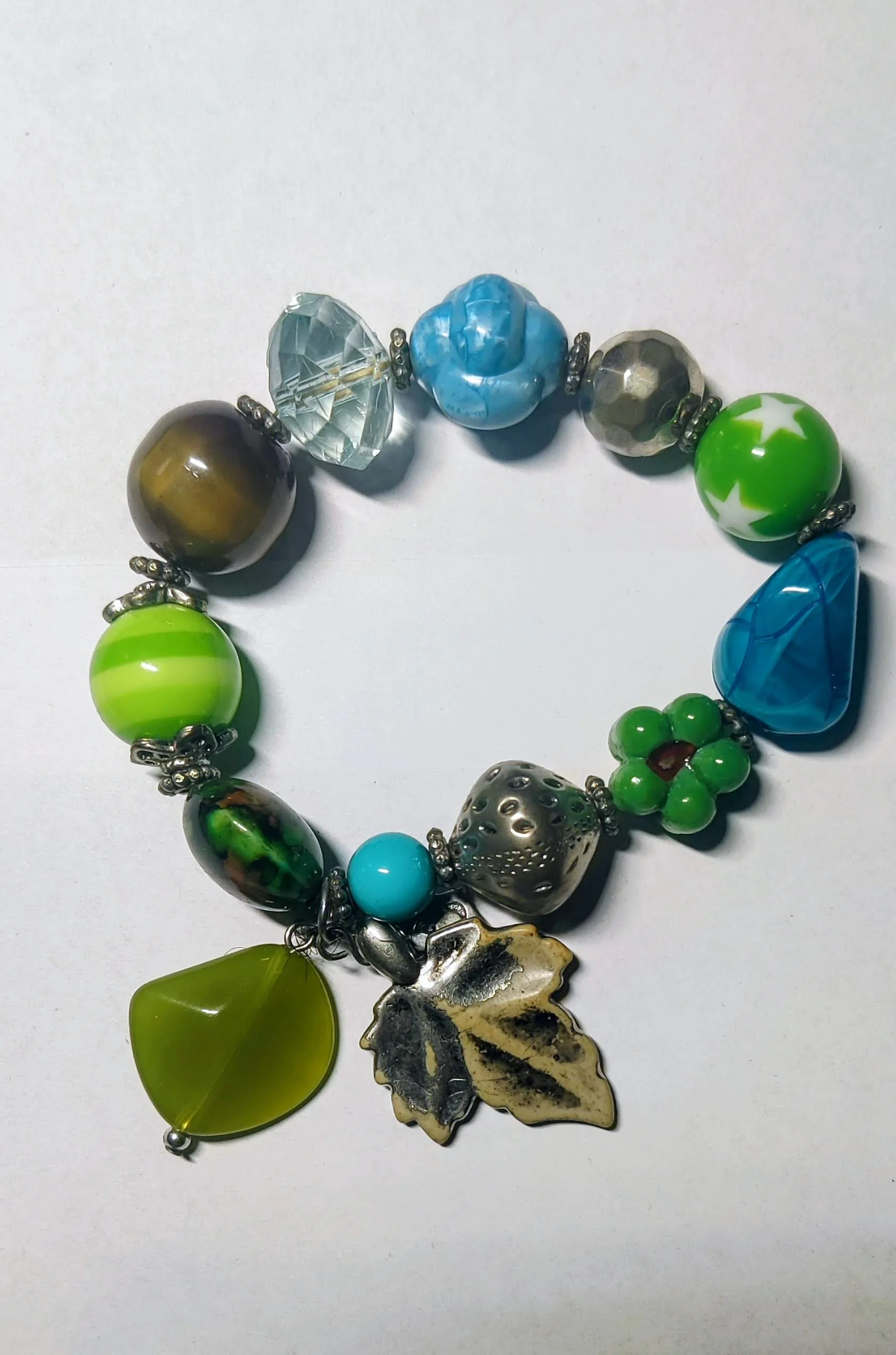 Handgemaakte kleurrijke armband met bladhanger