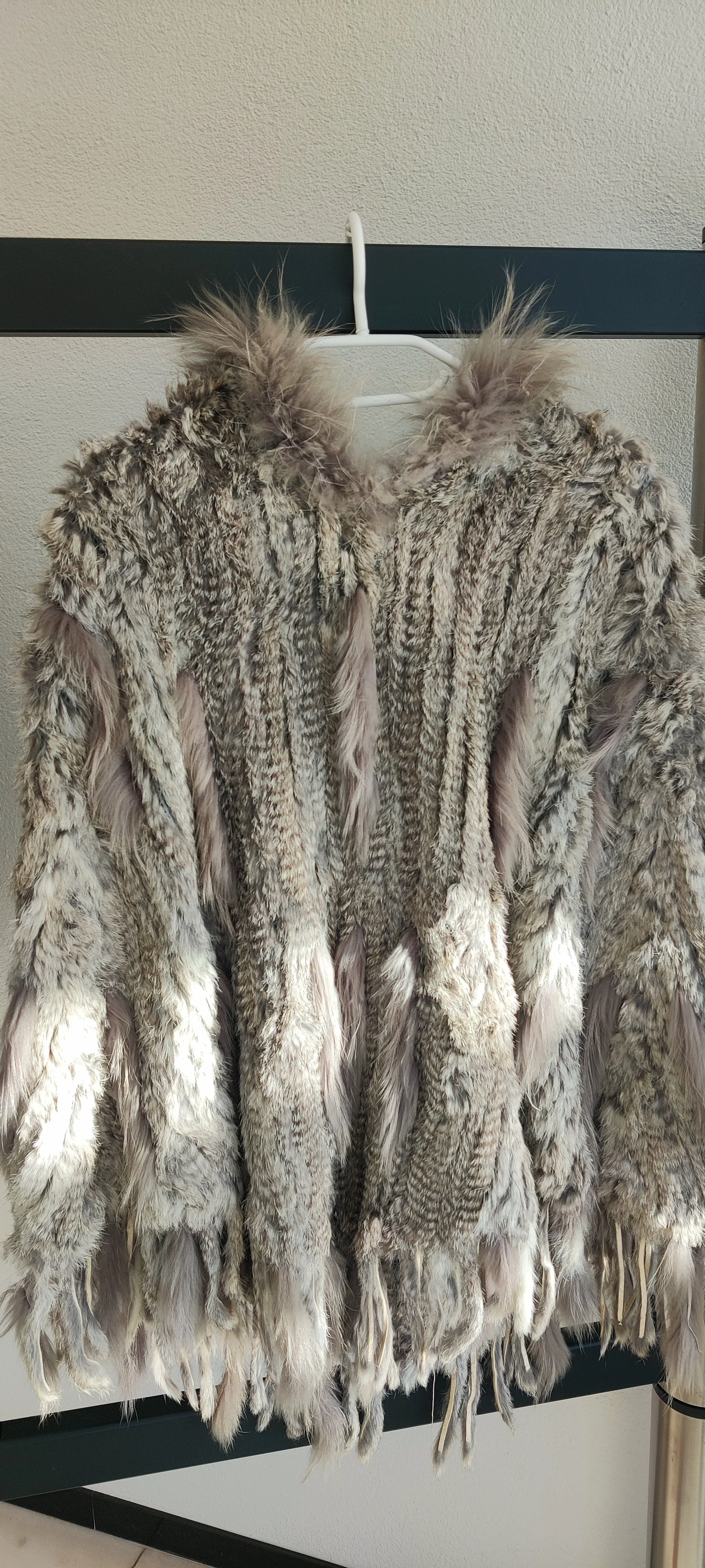 Luxe bontponcho met capuchon – 70% lapin & 30% marmot – Victoria EL – beige/grijs