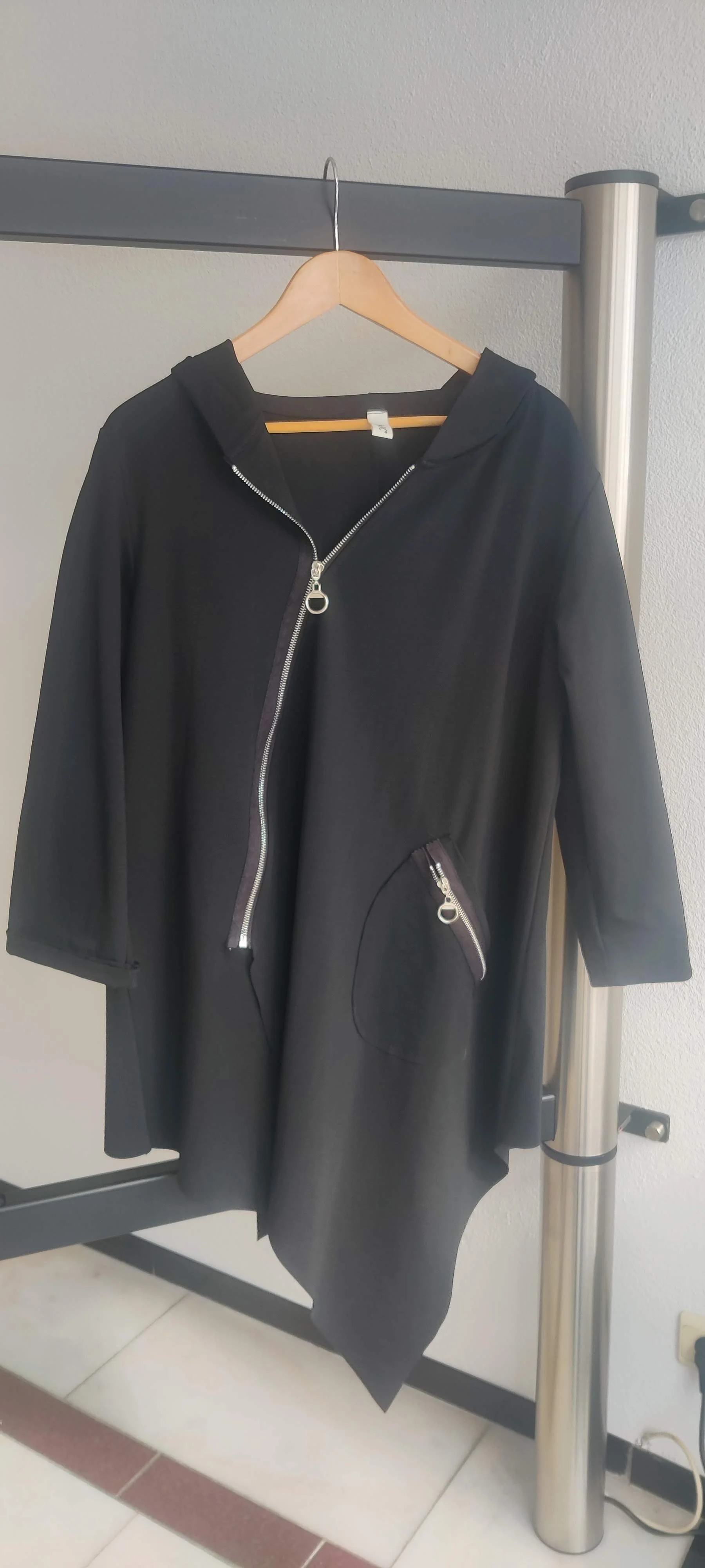 Asymmetrische zwarte hoodie met diagonale rits | Unieke streetwear tunic