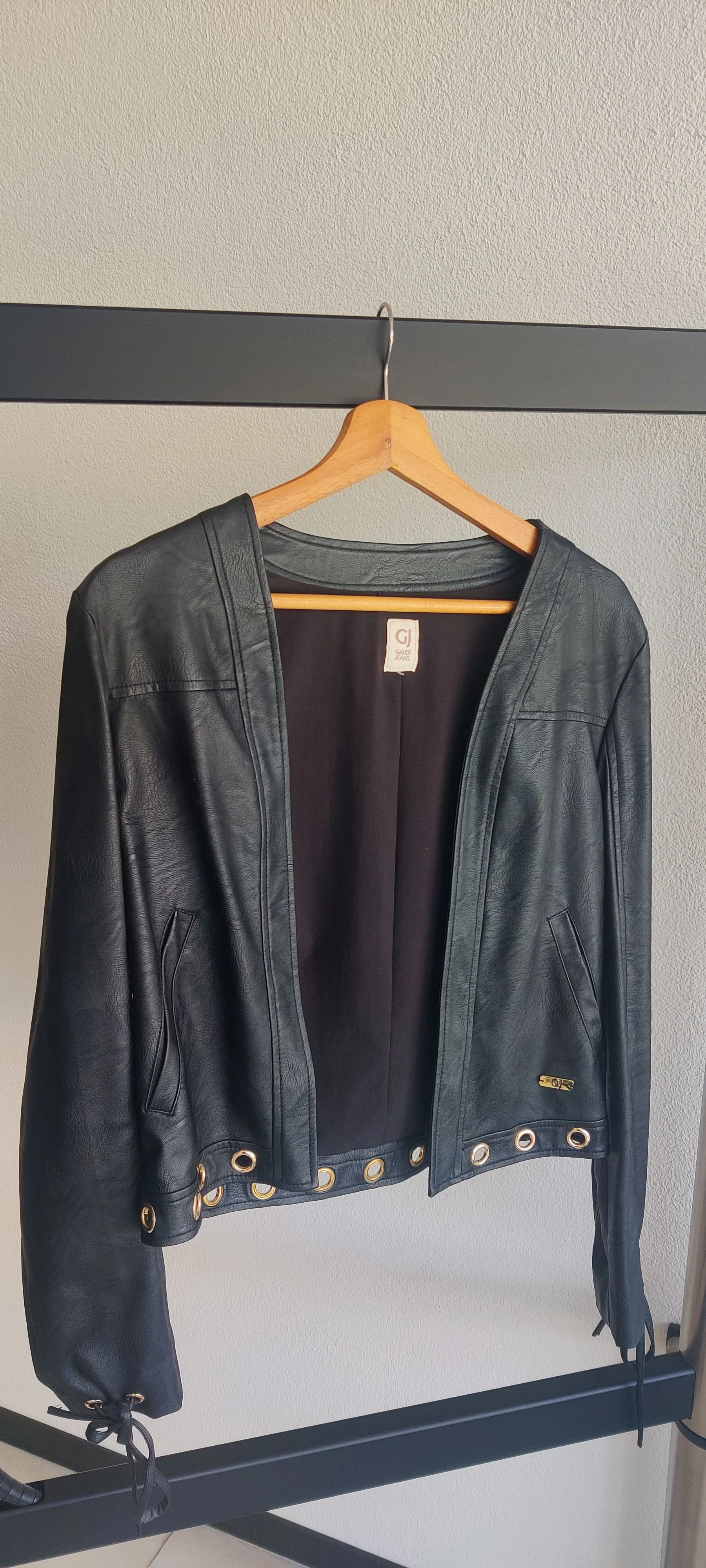 Gaudì Jeans zwart faux‑leather jasje met goudaccenten – maat 38