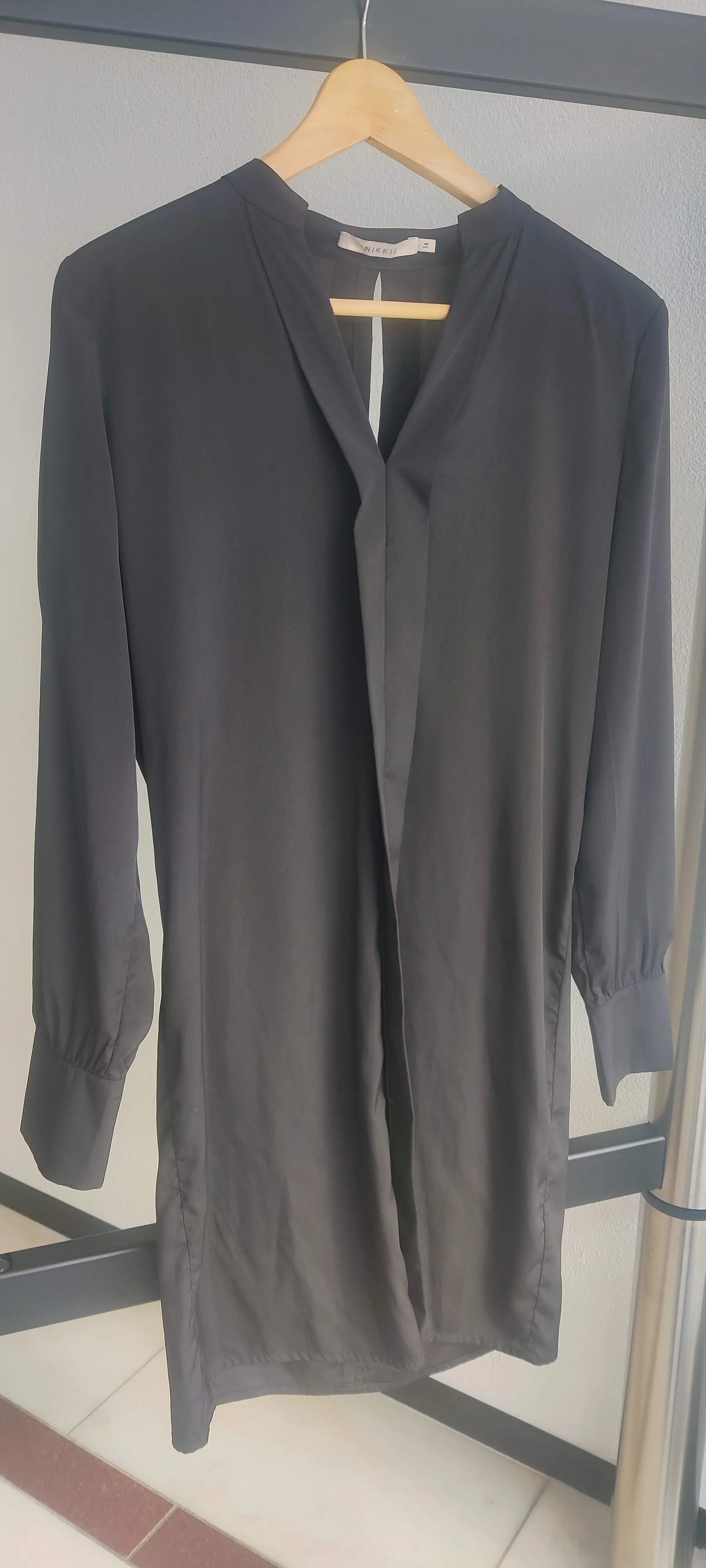 NIKKIE zwarte jurk maat 34 | Elegante minimalistische stijl