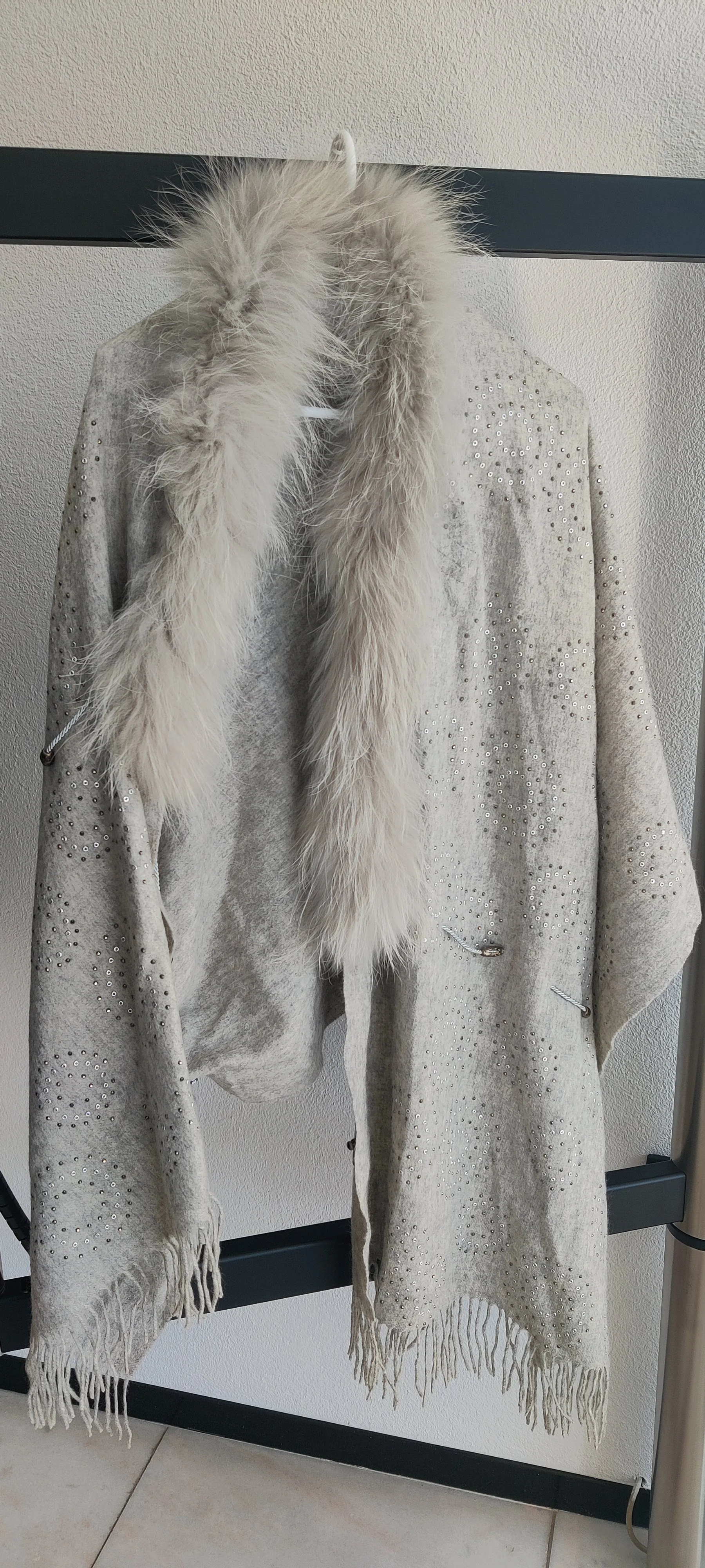 Luxe Grijze Poncho met Echtpelz Kraag & Metallic Studs – FUNK