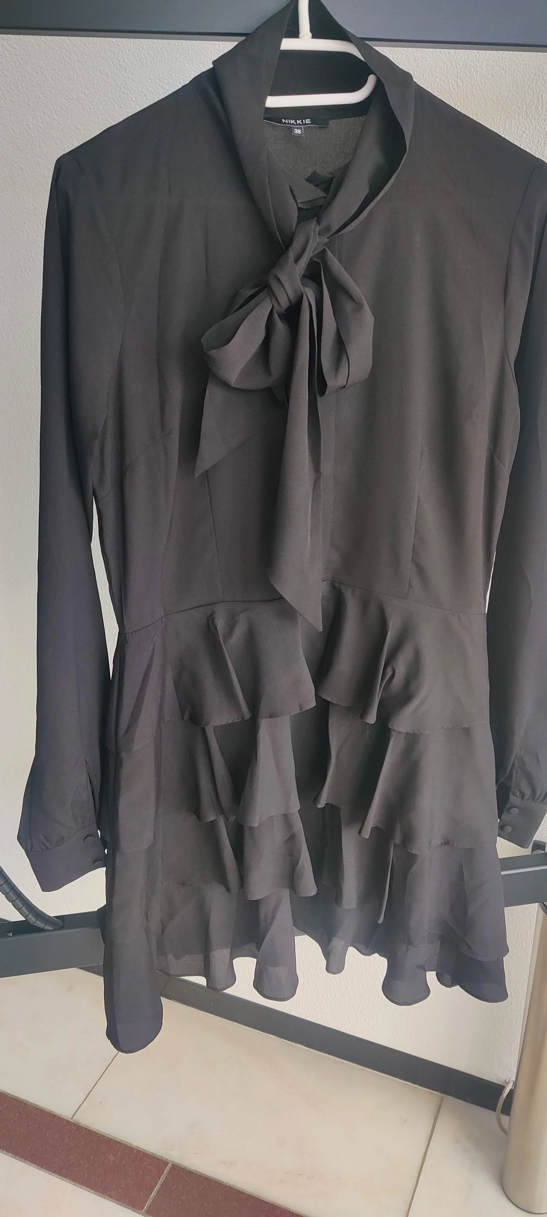 NIKKIE zwarte ruffle Jurk met strik – maat 38
