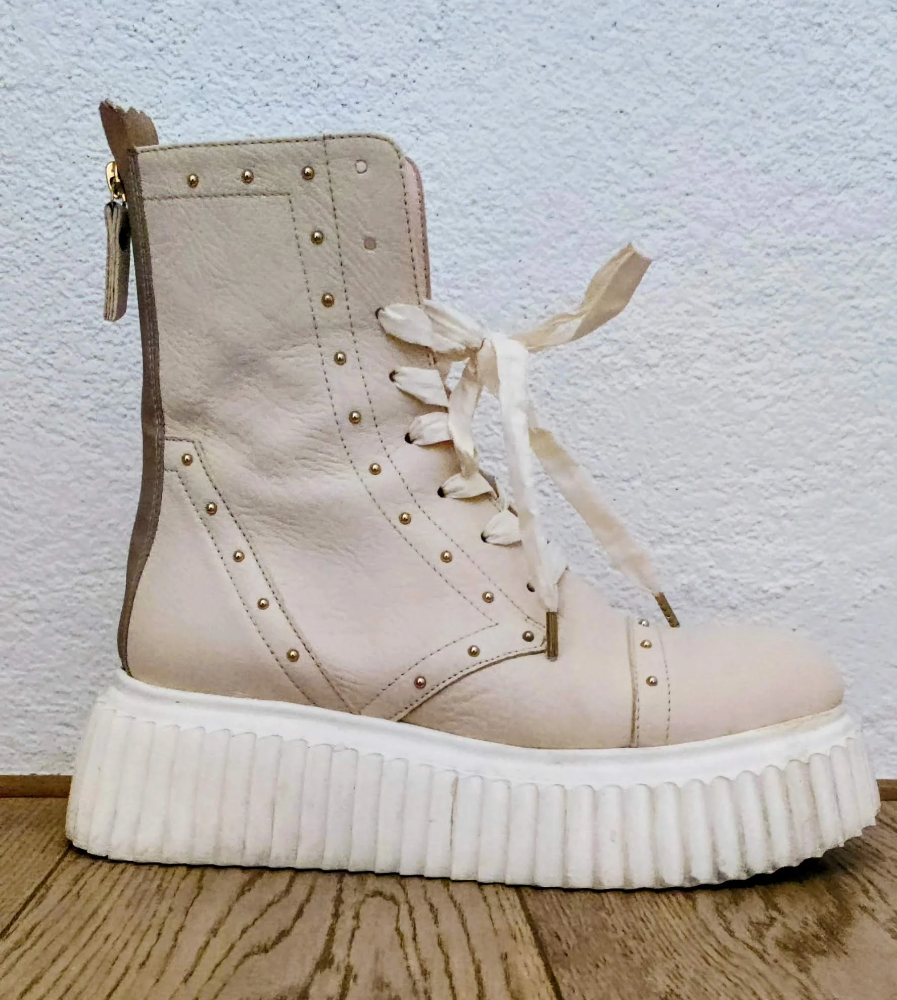 AGL Beige Platform Boots – Studs & Zipper – Luxe Designer Schoenen