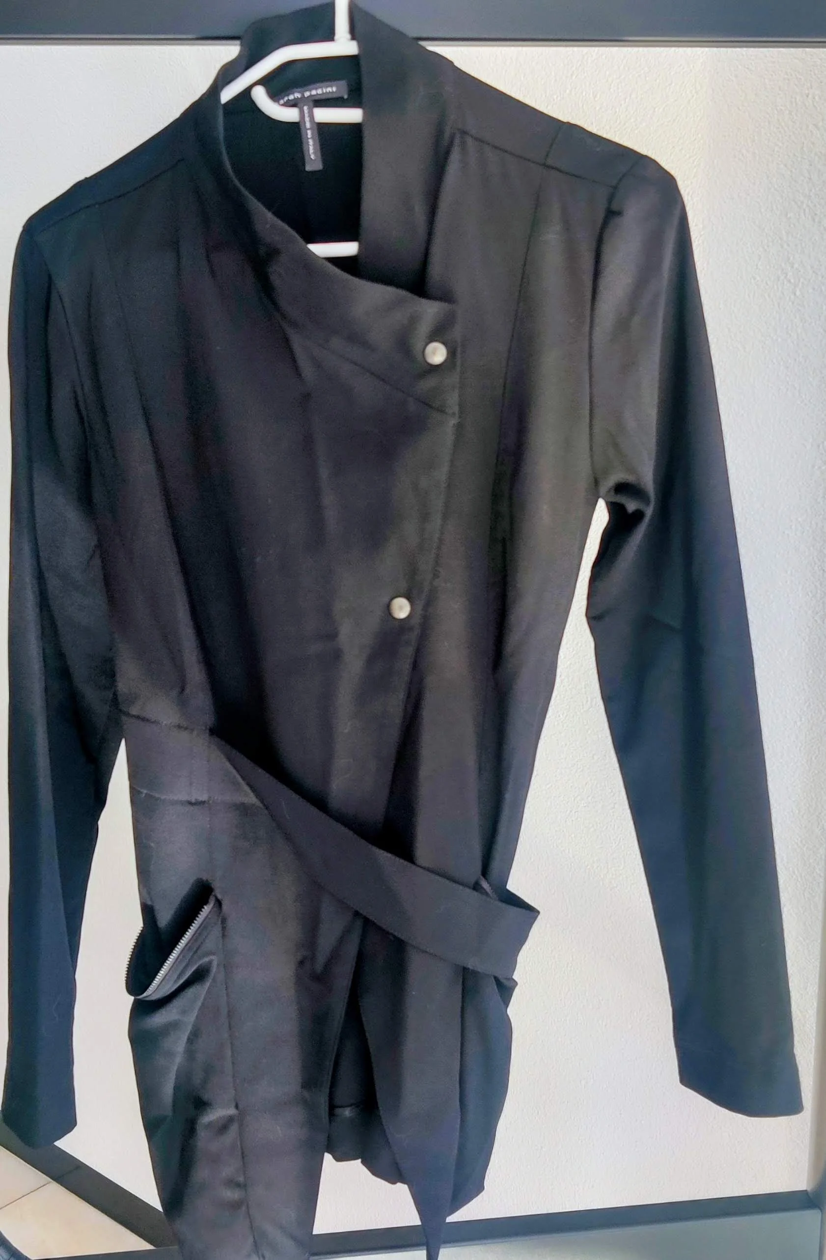 Sarah Pacini zwarte designer jas met riem en ritsdetails – maat 38
